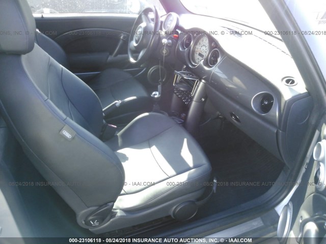 WMWRH33475TF81406 - 2005 MINI COOPER S 银色 照片 5