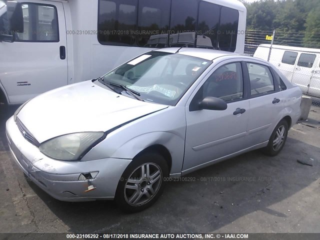 1FAFP34Z54W145365 - 2004 FORD FOCUS SE COMFORT/SE SPORT SILVER photo 2