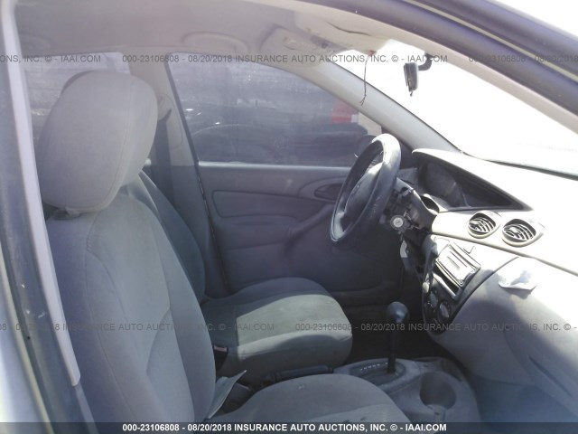 1FAFP33P11W306919 - 2001 FORD FOCUS LX SILVER photo 5