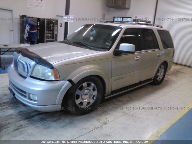 5LMFU27526LJ24895 - 2006 LINCOLN NAVIGATOR SILVER photo 2