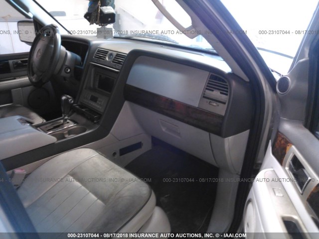 5LMFU27526LJ24895 - 2006 LINCOLN NAVIGATOR SILVER photo 5