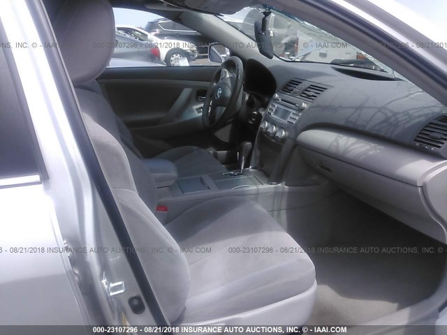 4T4BF3EK7BR162014 - 2011 TOYOTA CAMRY SE/LE/XLE SILVER photo 5
