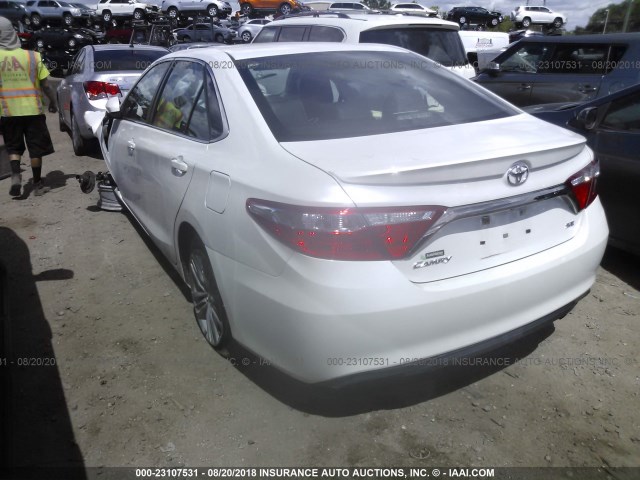 4T1BF1FK7GU161370 - 2016 TOYOTA CAMRY LE/XLE/SE/XSE WHITE photo 3