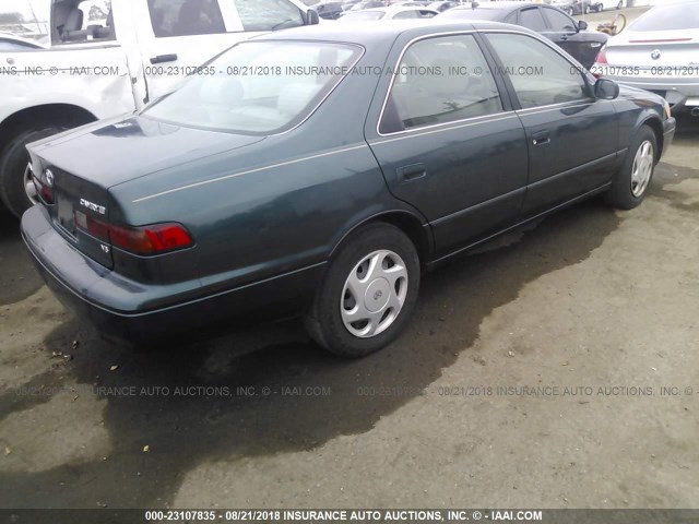 JT2BF28K1W0099034 - 1998 TOYOTA CAMRY LE/XLE GREEN photo 4
