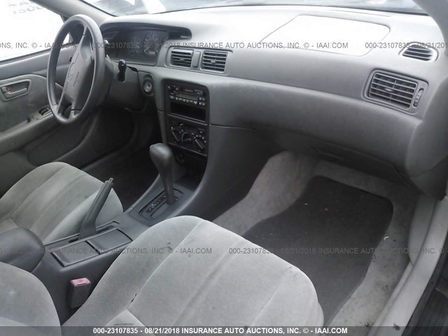 JT2BF28K1W0099034 - 1998 TOYOTA CAMRY LE/XLE GREEN photo 5