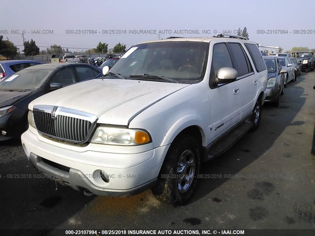 5LMFU28R72LJ02015 - 2002 LINCOLN NAVIGATOR Weiß Foto 2