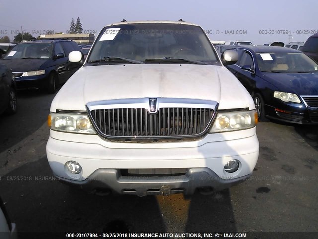 5LMFU28R72LJ02015 - 2002 LINCOLN NAVIGATOR Weiß Foto 6