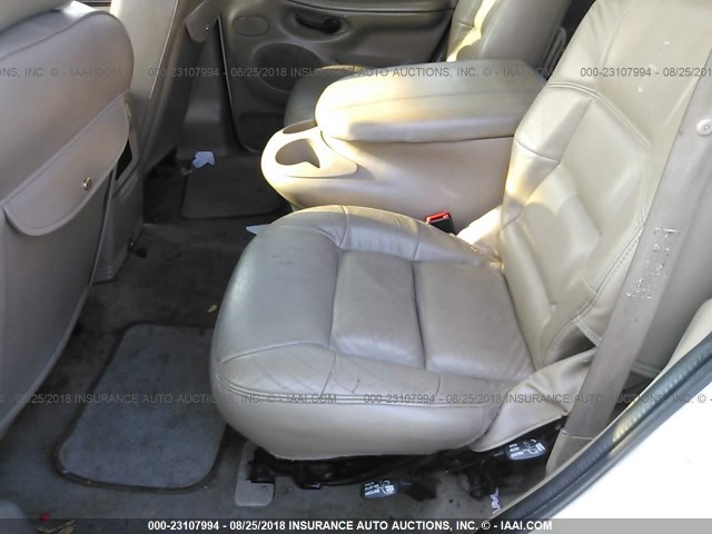 5LMFU28R72LJ02015 - 2002 LINCOLN NAVIGATOR Weiß Foto 8