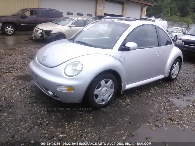 3VWDD21C81M438500 - 2001 VOLKSWAGEN NEW BEETLE GLX 银色 照片 2