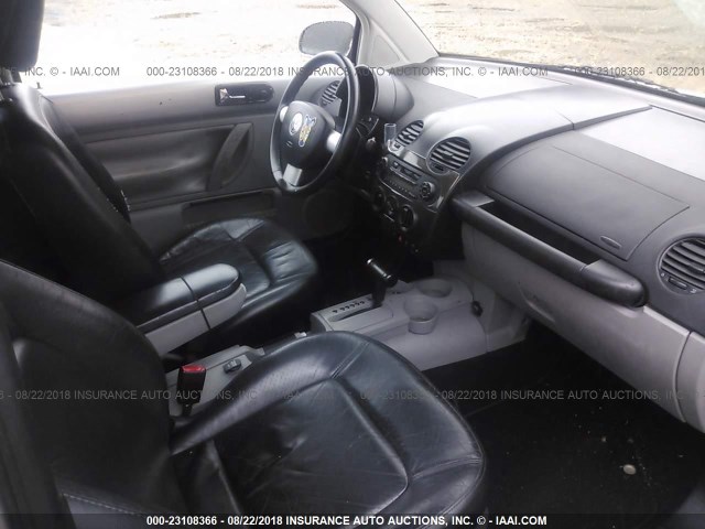 3VWDD21C81M438500 - 2001 VOLKSWAGEN NEW BEETLE GLX 银色 照片 5