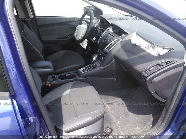 1FAHP3F28CL361252 - 2012 FORD FOCUS SE BLUE photo 5