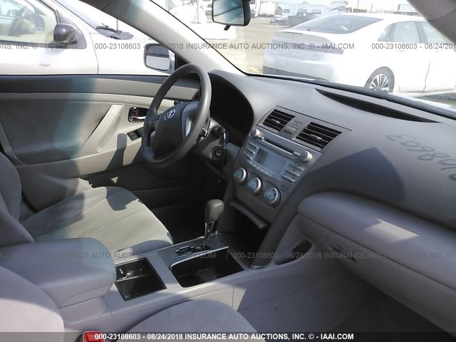 4T4BE46K89R064997 - 2009 TOYOTA CAMRY SE/LE/XLE ვერცხლისფერი ფოტო 5