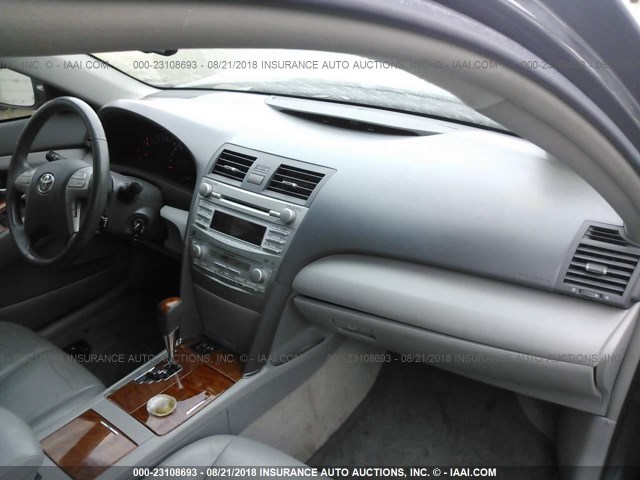 4T1BF3EK2AU111674 - 2010 TOYOTA CAMRY SE/LE/XLE BLUE photo 5