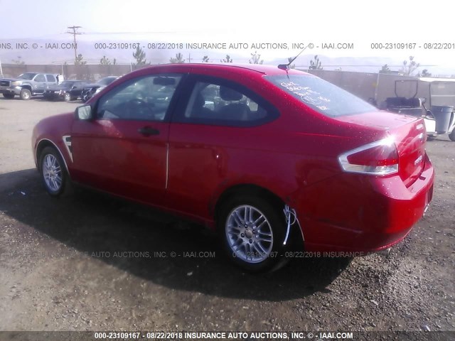 1FAHP33N68W195883 - 2008 FORD FOCUS SE/SEL/SES RED photo 3
