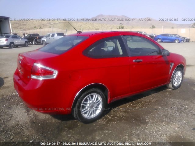 1FAHP33N68W195883 - 2008 FORD FOCUS SE/SEL/SES RED photo 4
