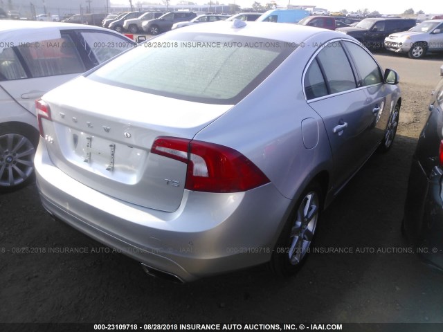 YV126MFK5G2390674 - 2016 VOLVO S60 PREMIER SILVER photo 4