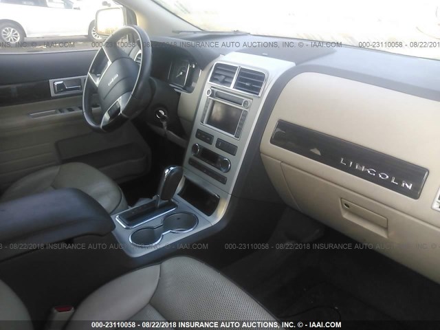 2LMDU88C98BJ26547 - 2008 LINCOLN MKX WHITE photo 5