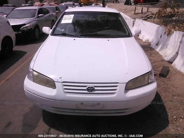 4T1BG22K6XU902164 - 1999 TOYOTA CAMRY CE/LE/XLE 白色 照片 6