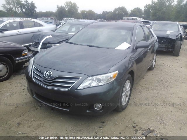 4T4BF3EK4BR197979 - 2011 TOYOTA CAMRY SE/LE/XLE GRAY photo 2