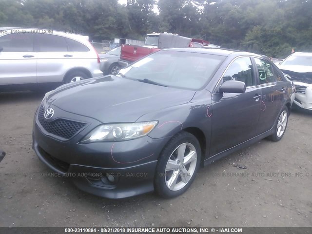 4T1BF3EK4BU229050 - 2011 TOYOTA CAMRY SE/LE/XLE GRAY photo 2
