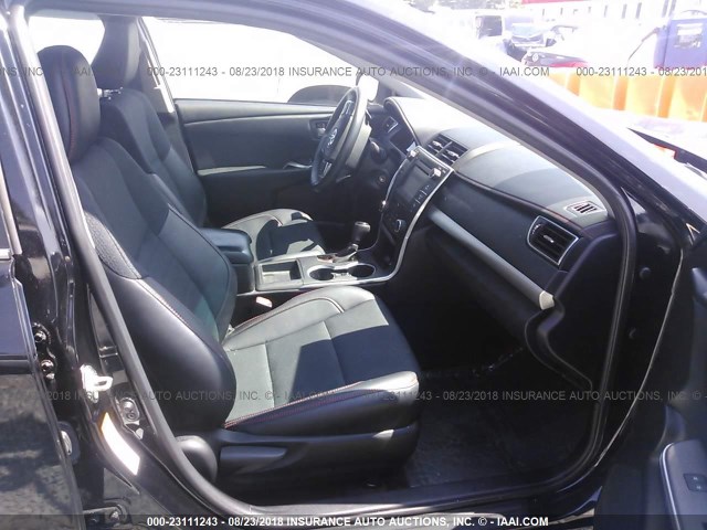 4T1BF1FKXHU422573 - 2017 TOYOTA CAMRY LE/XLE/SE/XSE 黑色 照片 5