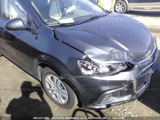 1G1JB5SH0J4101704 - 2018 CHEVROLET SONIC LS 灰色 照片 6