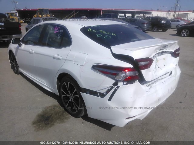 4T1B11HK4JU604125 - 2018 TOYOTA CAMRY L/LE/XLE/SE/XSE WHITE photo 3