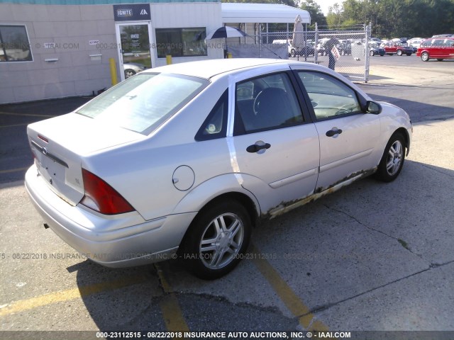 1FAFP34P2YW262907 - 2000 FORD FOCUS SE/SE COMFORT SILVER photo 4