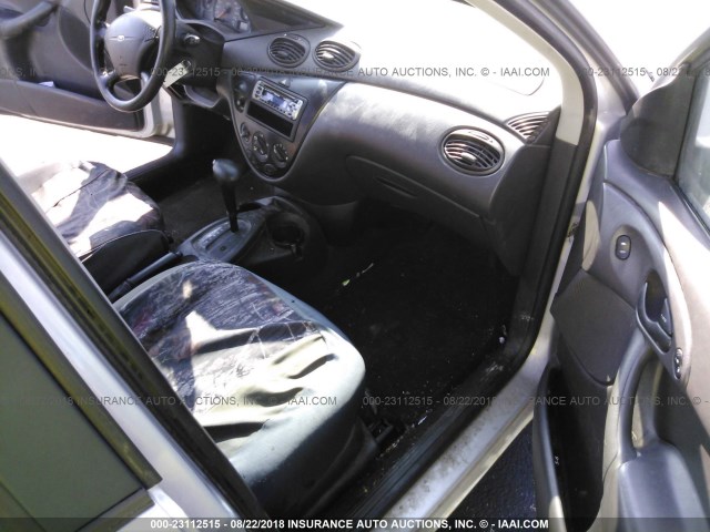 1FAFP34P2YW262907 - 2000 FORD FOCUS SE/SE COMFORT SILVER photo 5