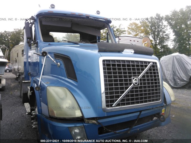 4V4NC9GH95N390429 - 2005 VOLVO VN L BLUE photo 1