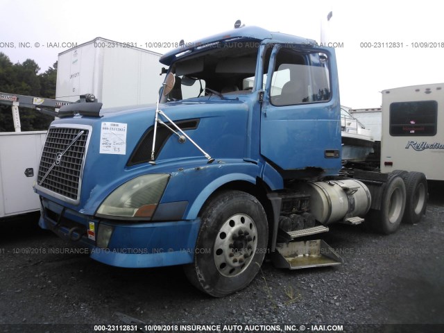 4V4NC9GH95N390429 - 2005 VOLVO VN L BLUE photo 2