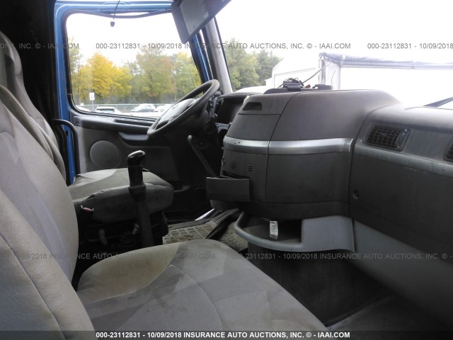 4V4NC9GH95N390429 - 2005 VOLVO VN L BLUE photo 5