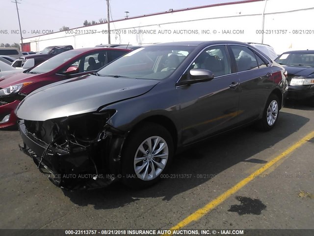 4T1BF1FK3HU660328 - 2017 TOYOTA CAMRY LE/XLE/SE/XSE GRAY photo 2