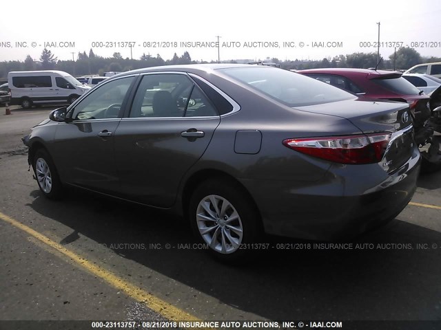 4T1BF1FK3HU660328 - 2017 TOYOTA CAMRY LE/XLE/SE/XSE GRAY photo 3