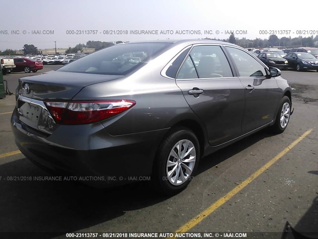 4T1BF1FK3HU660328 - 2017 TOYOTA CAMRY LE/XLE/SE/XSE GRAY photo 4