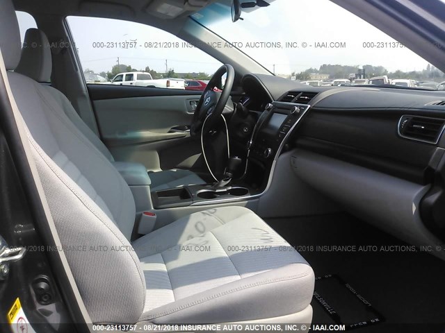 4T1BF1FK3HU660328 - 2017 TOYOTA CAMRY LE/XLE/SE/XSE GRAY photo 5
