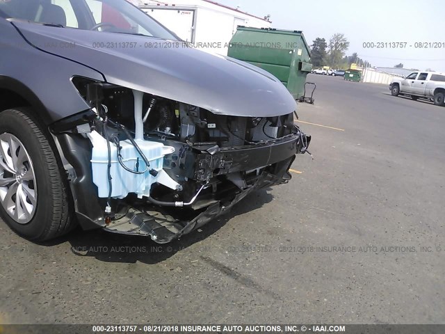 4T1BF1FK3HU660328 - 2017 TOYOTA CAMRY LE/XLE/SE/XSE GRAY photo 6