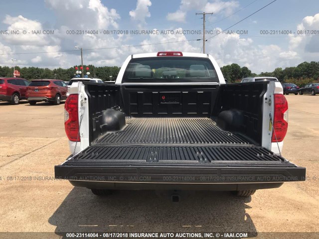 5TFRM5F10HX112518 - 2017 TOYOTA TUNDRA WHITE photo 6