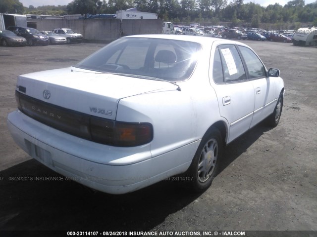 4T1VK13E1NU019665 - 1992 TOYOTA CAMRY XLE WHITE photo 4