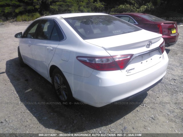 4T1BF1FK8FU980306 - 2015 TOYOTA CAMRY LE/XLE/SE/XSE WHITE photo 3