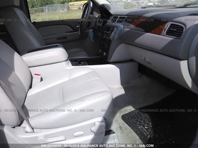 1GNFK16318J117238 - 2008 CHEVROLET SUBURBAN K1500 LS WHITE photo 5