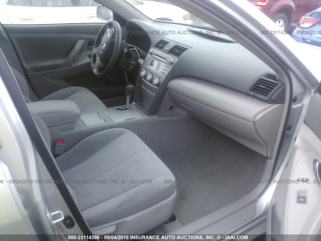 4T1BF3EK1BU706114 - 2011 TOYOTA CAMRY SE/LE/XLE 银色 照片 5