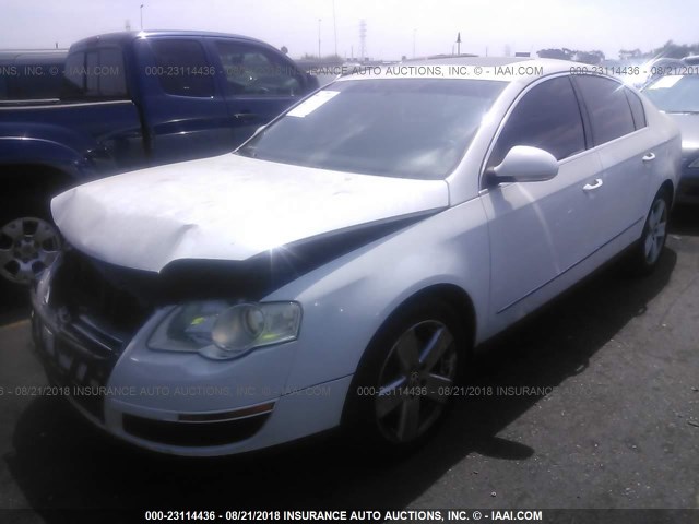 WVWAK73C58P122305 - 2008 VOLKSWAGEN PASSAT KOMFORT WHITE photo 2