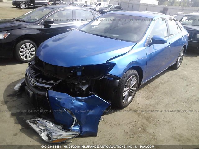 4T1BF1FK0HU674722 - 2017 TOYOTA CAMRY LE/XLE/SE/XSE BLUE photo 2