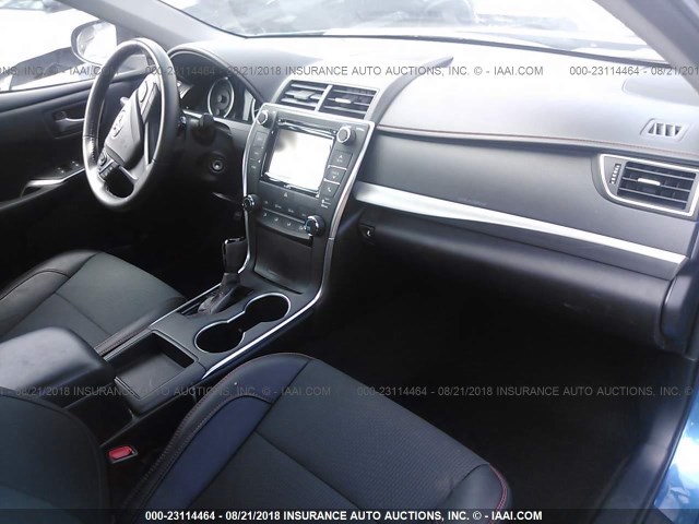 4T1BF1FK0HU674722 - 2017 TOYOTA CAMRY LE/XLE/SE/XSE BLUE photo 5