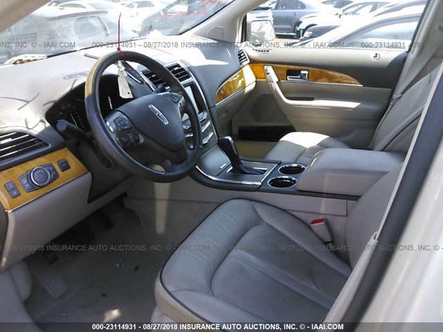 2LMDJ6JK5EBL15075 - 2014 LINCOLN MKX CREAM photo 5
