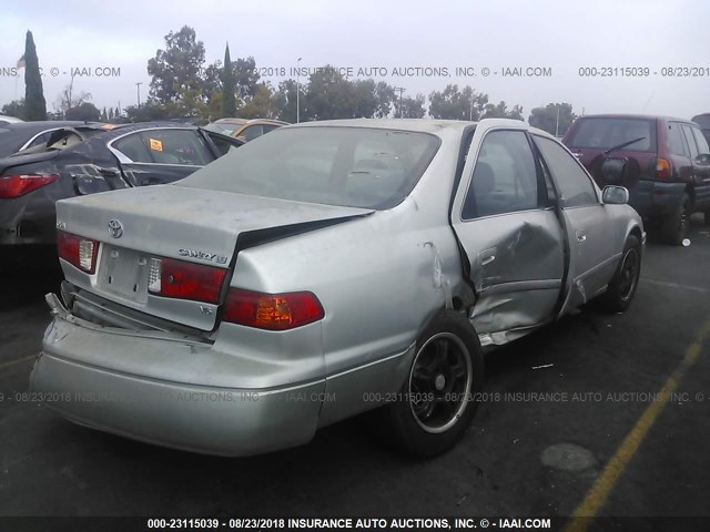 JT2BF22K8Y0252598 - 2000 TOYOTA CAMRY CE/LE/XLE SILVER photo 4