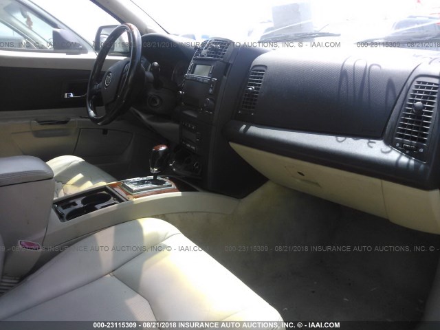 1GYEE637750153978 - 2005 CADILLAC SRX TAN photo 5