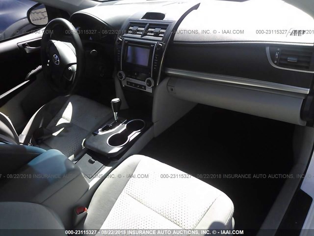 4T1BF1FKXCU510306 - 2012 TOYOTA CAMRY SE/LE/XLE თეთრი ფოტო 5