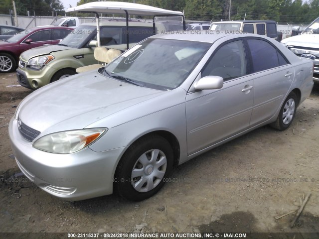 4T1BE32K22U111053 - 2002 TOYOTA CAMRY LE/XLE/SE SILVER photo 2
